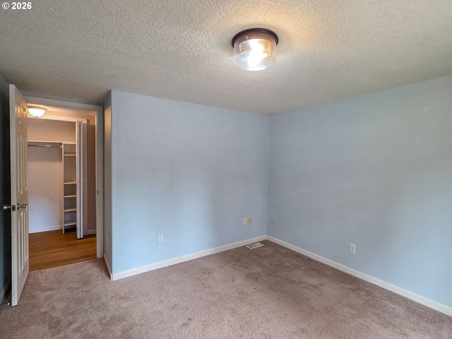 225 Sw FLEISHAUER Ln, Mc Minnville, OR 97128