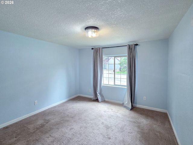225 Sw FLEISHAUER Ln, Mc Minnville, OR 97128
