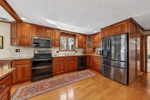 111 Barstow Dr, Braintree, MA 02184