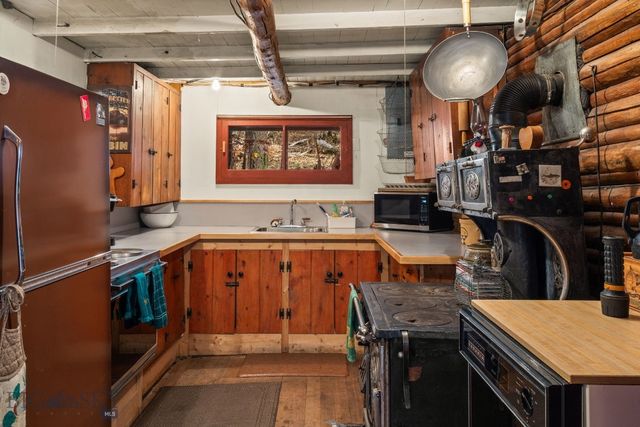 10400 Hyalite Canyon Road, Bozeman, MT 59718