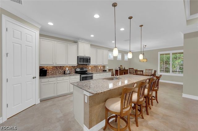 8720 Westwood Oaks PL, Fort Myers, FL 33908