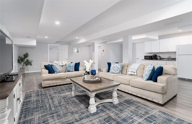 5 Bay Woods Drive, Hampton Bays, NY 11946