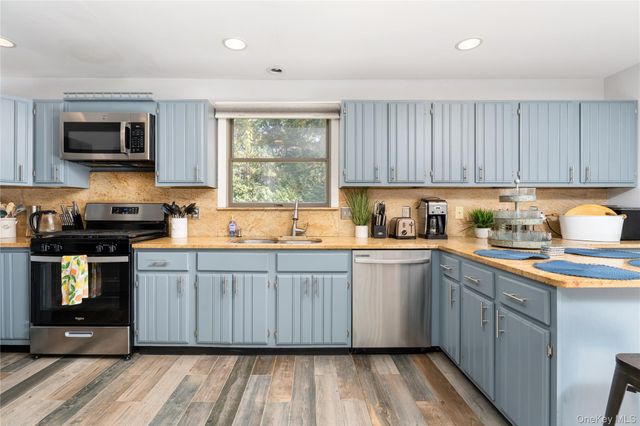 5 Bay Woods Drive, Hampton Bays, NY 11946