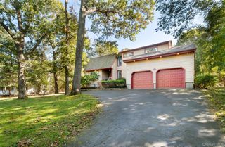 5 Bay Woods Drive, Hampton Bays, NY 11946