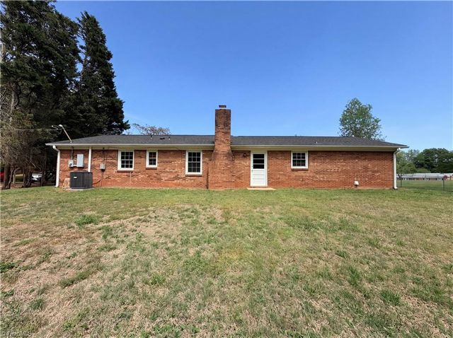 2440 Londonderry Road, Kernersville, NC 27284