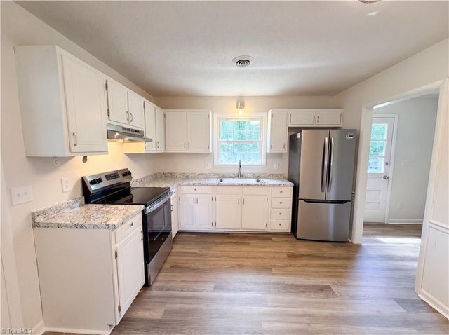 2440 Londonderry Road, Kernersville, NC 27284