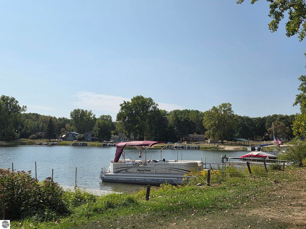 Image 6 of property listing at 1001 El Camino Grande, Weidman, MI 48893