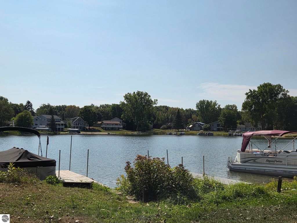 Image 7 of property listing at 1001 El Camino Grande, Weidman, MI 48893