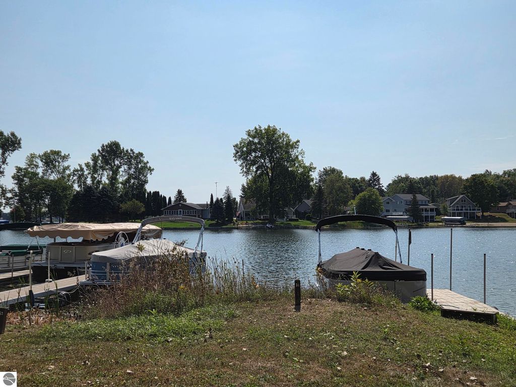 Image 8 of property listing at 1001 El Camino Grande, Weidman, MI 48893