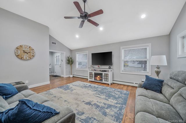 19 Honeysuckle Lane, Kings Park, NY 11754