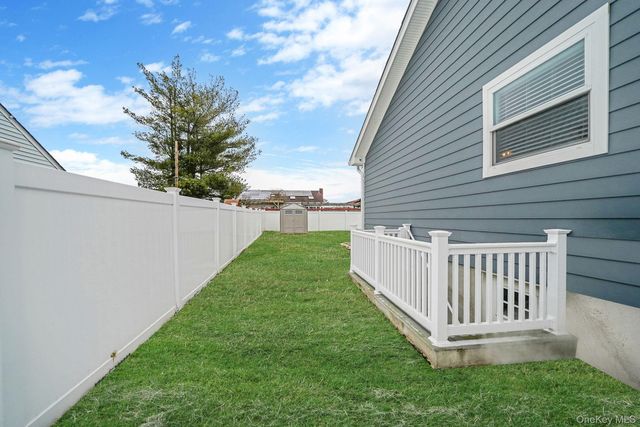 19 Honeysuckle Lane, Kings Park, NY 11754