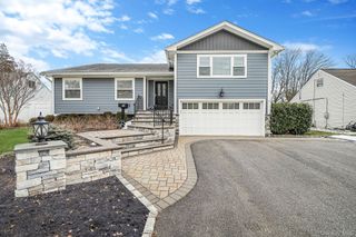 19 Honeysuckle Lane, Kings Park, NY 11754