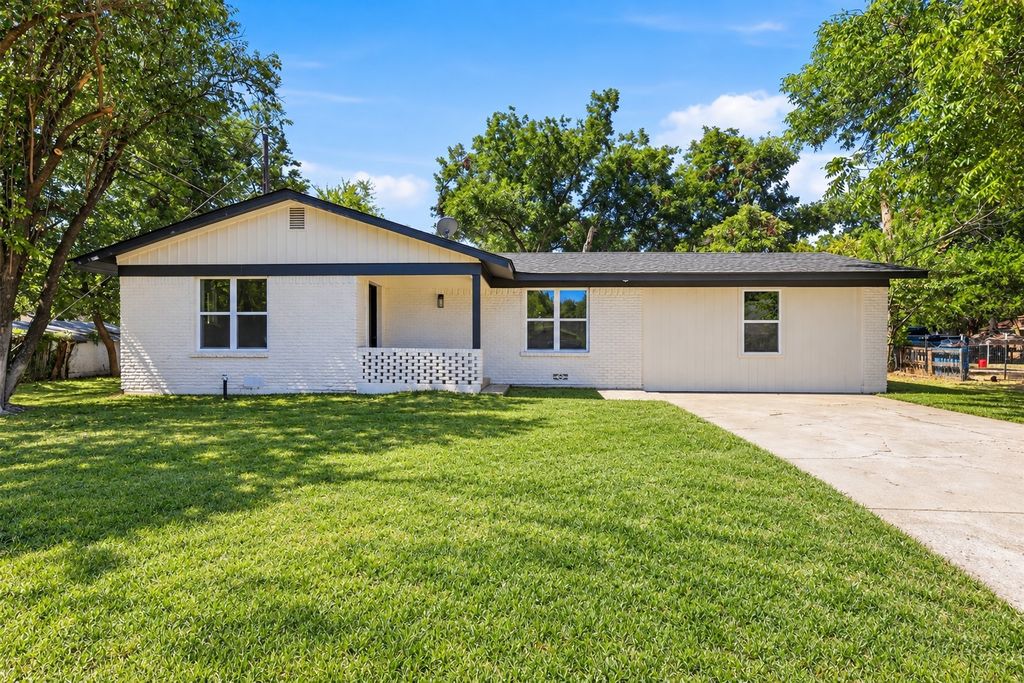 905 N Wood Street, Cleburne, TX 76033 — exterior