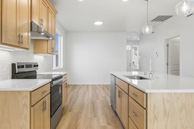 1202 18th St, Benton City, WA 99320