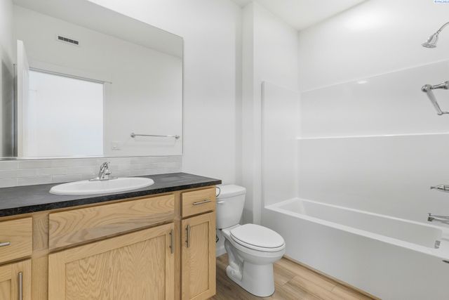 1202 18th St, Benton City, WA 99320