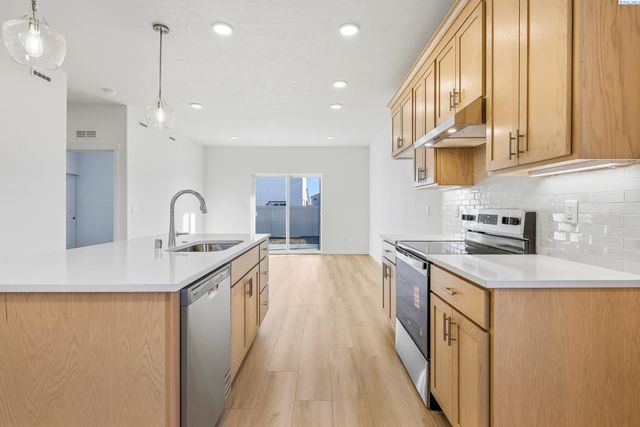 1202 18th St, Benton City, WA 99320