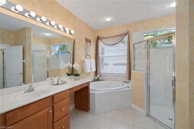 4832 Cerromar DR, Naples, FL 34112