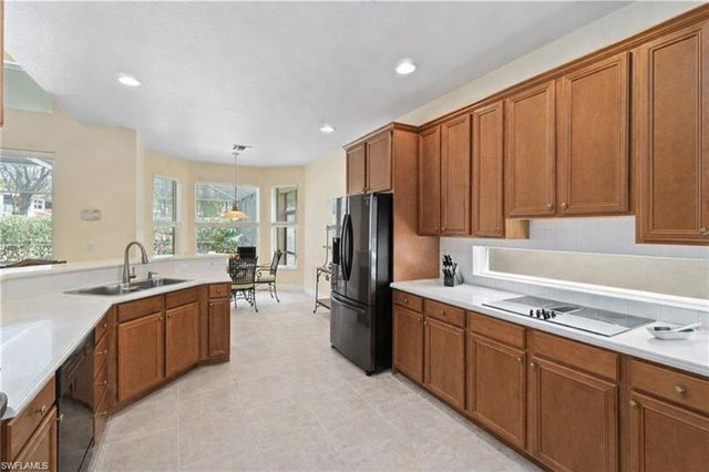 4832 Cerromar DR, Naples, FL 34112