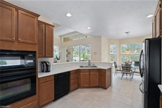 4832 Cerromar DR, Naples, FL 34112