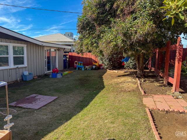 2218 Lindora Street, Bakersfield, CA 93306