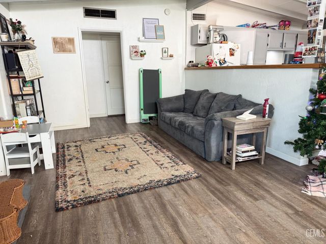 2218 Lindora Street, Bakersfield, CA 93306