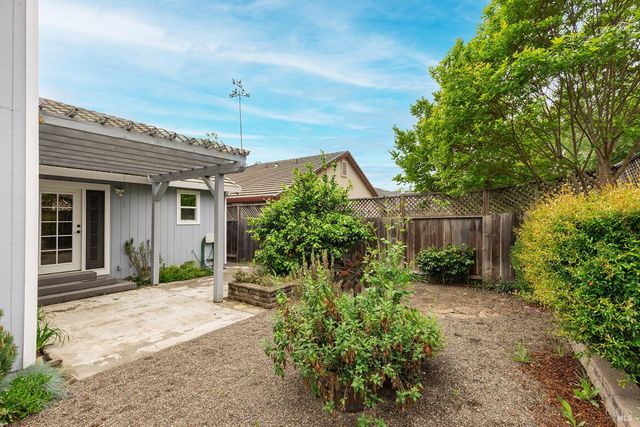 349 Sugar Maple Ln, Windsor, CA 95492