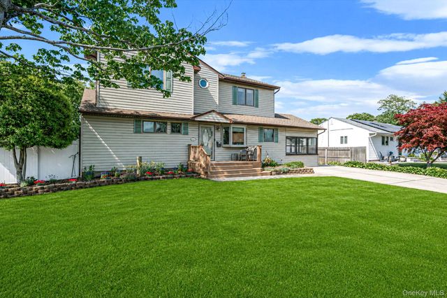 11 Windsor Street, Islip, NY 11751