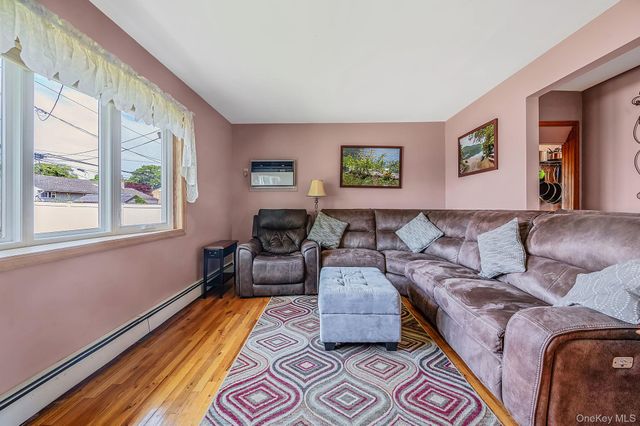 11 Windsor Street, Islip, NY 11751