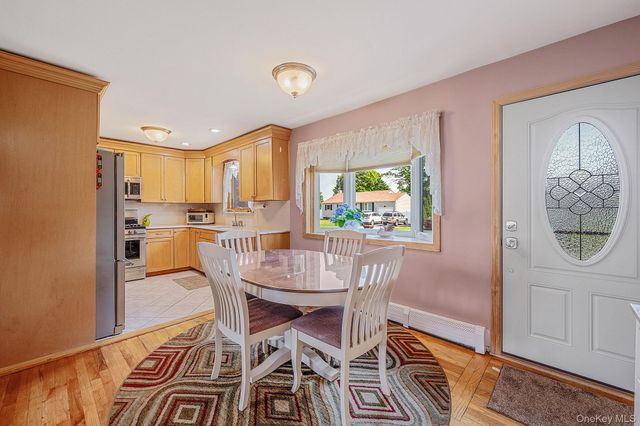 11 Windsor Street, Islip, NY 11751