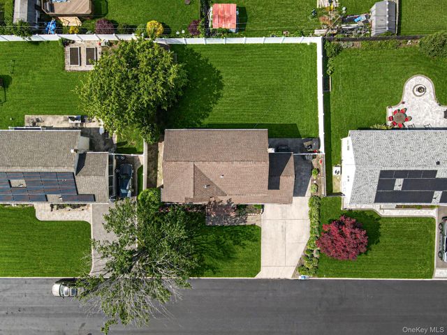 11 Windsor Street, Islip, NY 11751