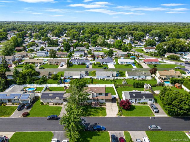 11 Windsor Street, Islip, NY 11751