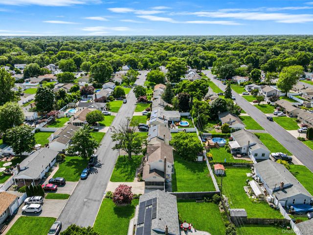 11 Windsor Street, Islip, NY 11751