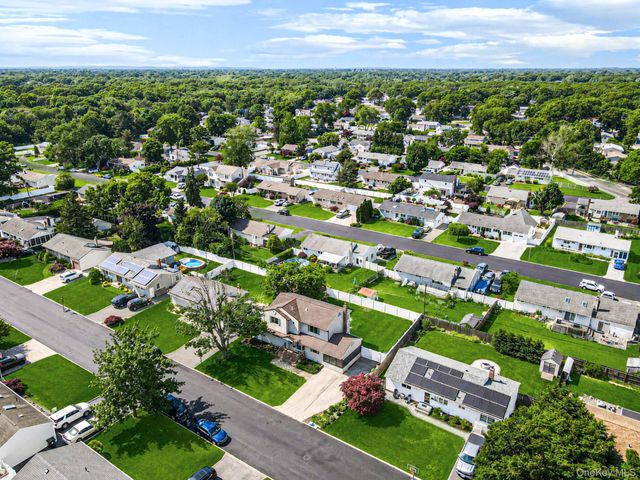 11 Windsor Street, Islip, NY 11751