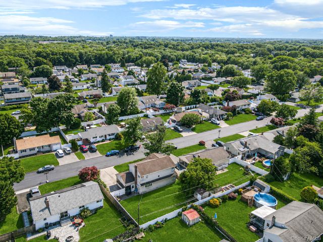 11 Windsor Street, Islip, NY 11751