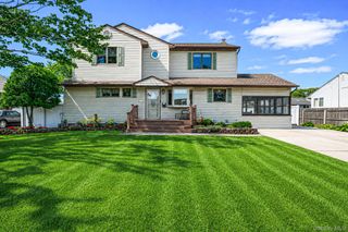 11 Windsor Street, Islip, NY 11751