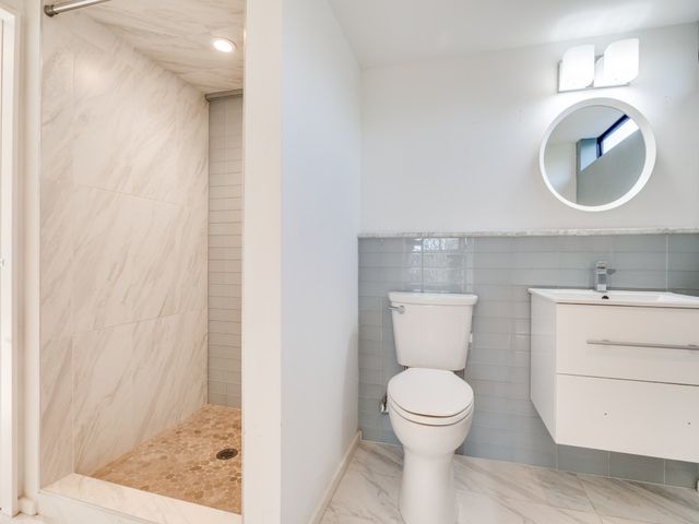 6931 Lindsley Avenue, Dallas, TX 75223