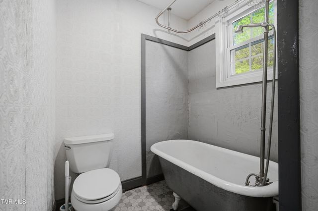 251 Charleston Street, Weber City, VA 24290