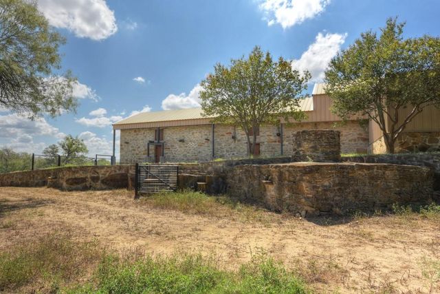 6887 Von Ormy Road, Von Ormy, TX 78073