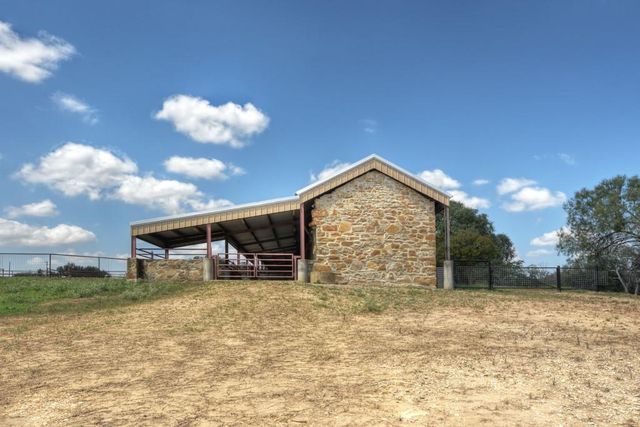 6887 Von Ormy Road, Von Ormy, TX 78073