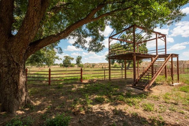 6887 Von Ormy Road, Von Ormy, TX 78073