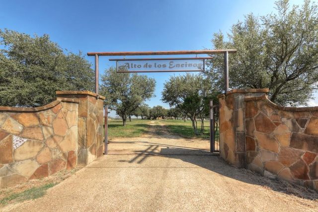 6887 Von Ormy Road, Von Ormy, TX 78073