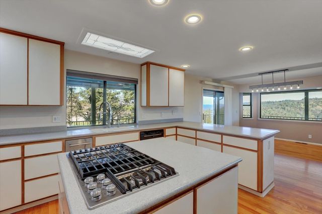 10428 Riffle Box Rd, Rough And Ready, CA 95975