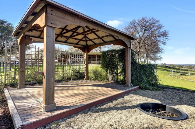 10428 Riffle Box Rd, Rough And Ready, CA 95975