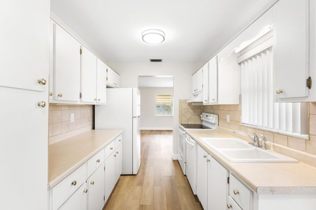 7281 N Pine Park Dr N, Lake Worth, FL 33467