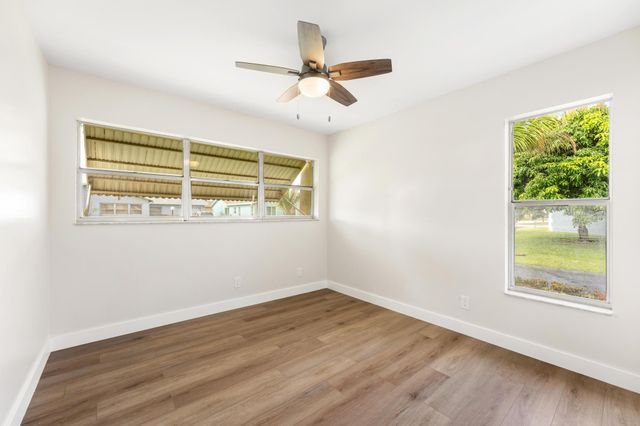 7281 N Pine Park Dr N, Lake Worth, FL 33467