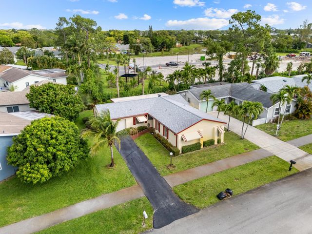 7281 N Pine Park Dr N, Lake Worth, FL 33467