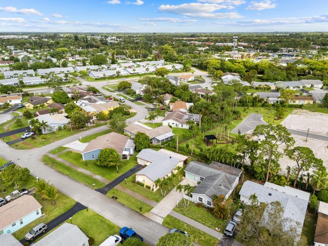 7281 N Pine Park Dr N, Lake Worth, FL 33467