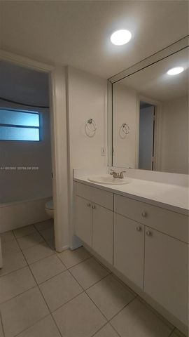 9470 Poinciana Place 202, Davie, FL 33324