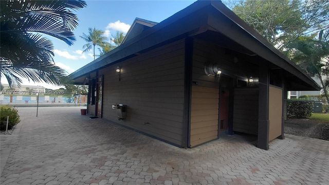 9470 Poinciana Place 202, Davie, FL 33324