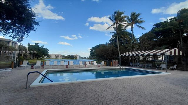 9470 Poinciana Place 202, Davie, FL 33324